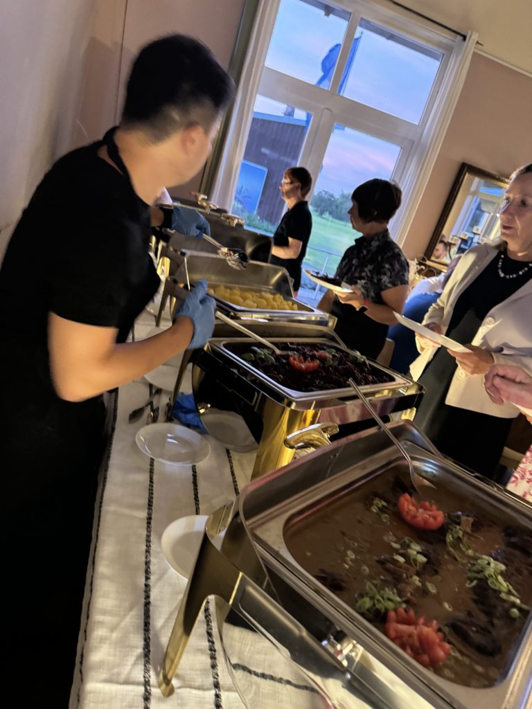 Belebtes Restaurant mit Gästen