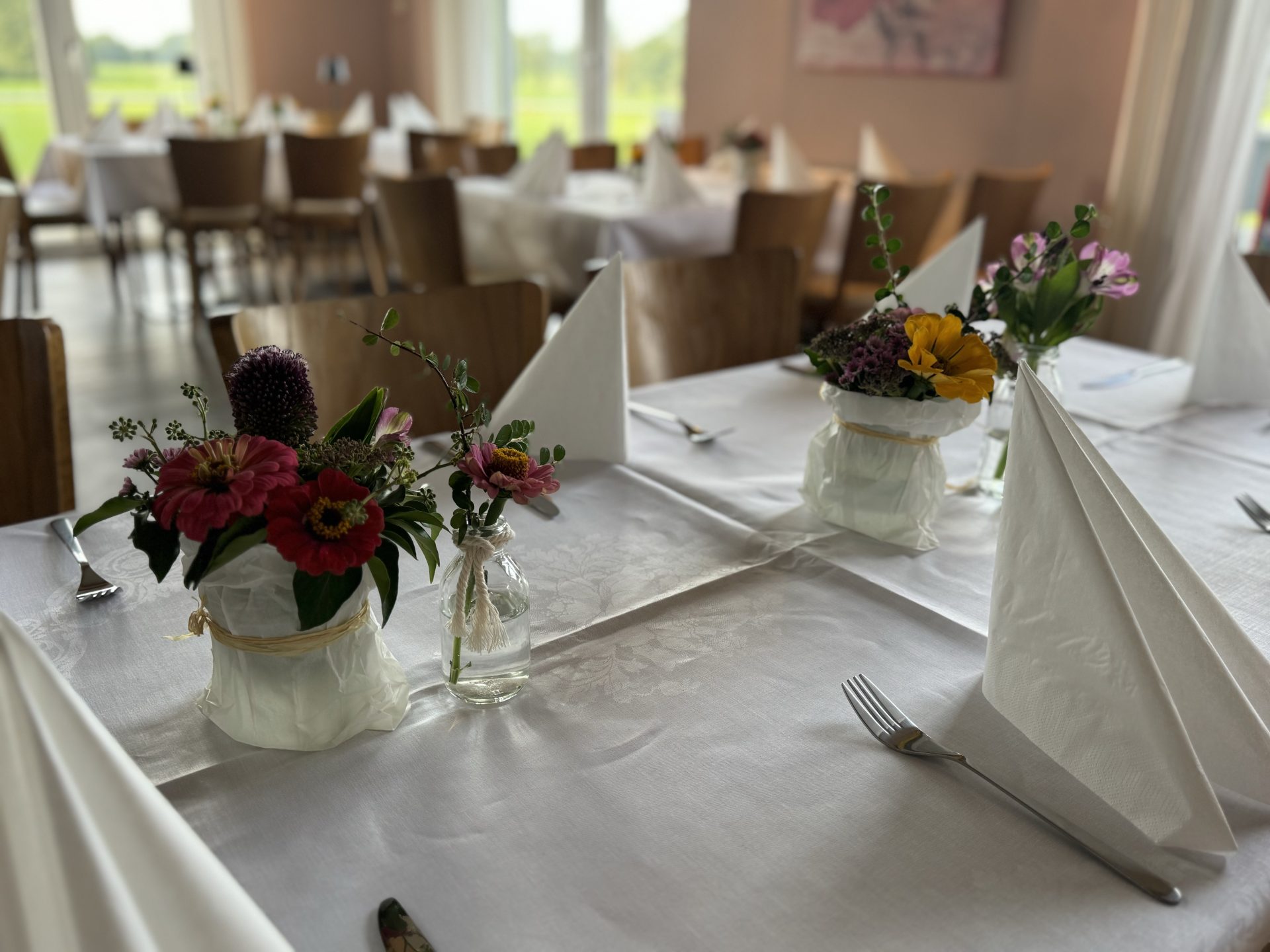 Blumenschmuck auf einem Tisch