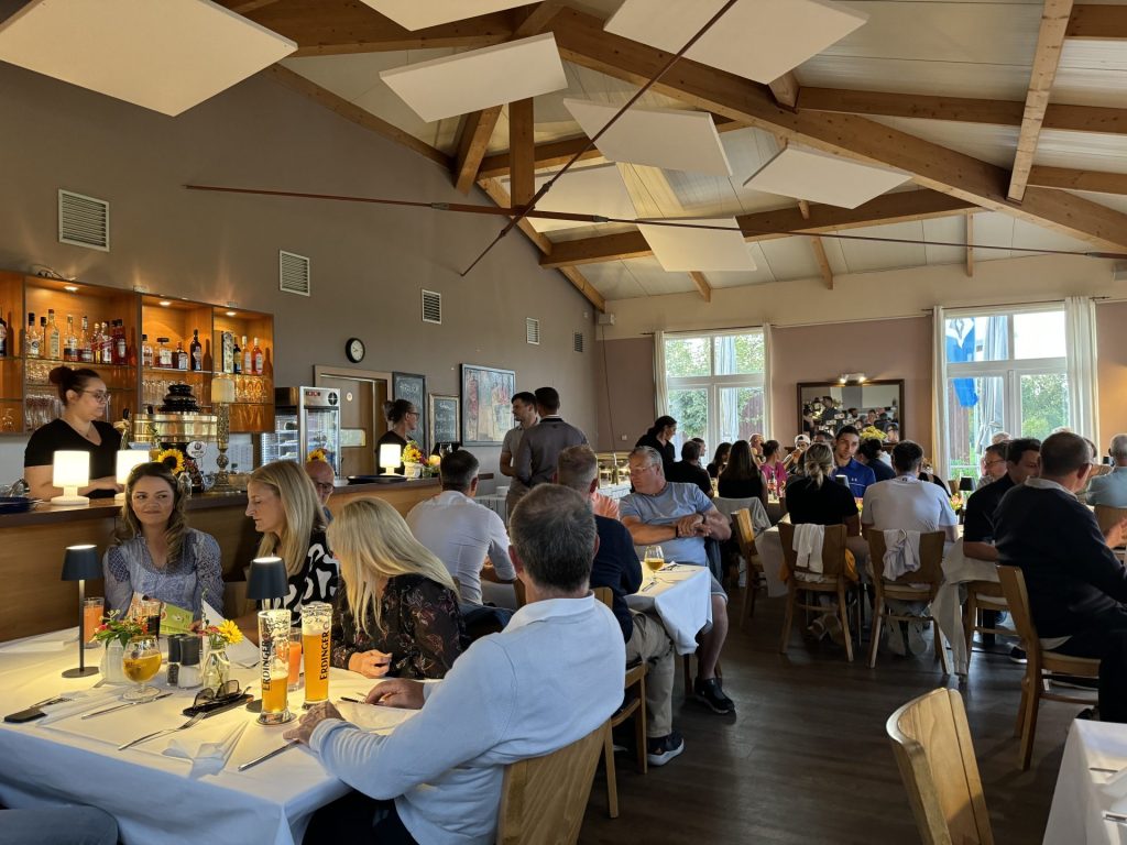 Gedeckter Esstisch in Restaurant