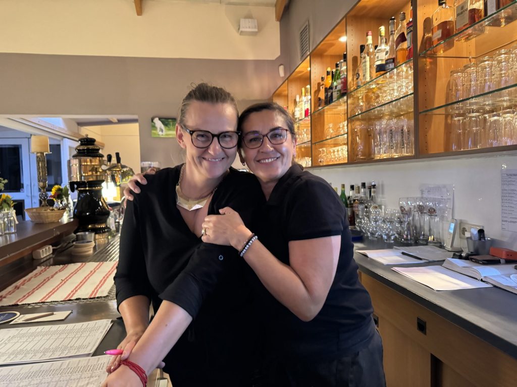Zwei freundliche Frauen hinter Bar