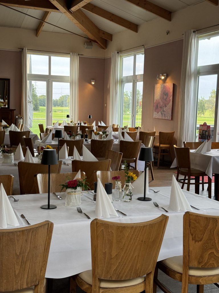 Blumenschmuck auf einem Tisch