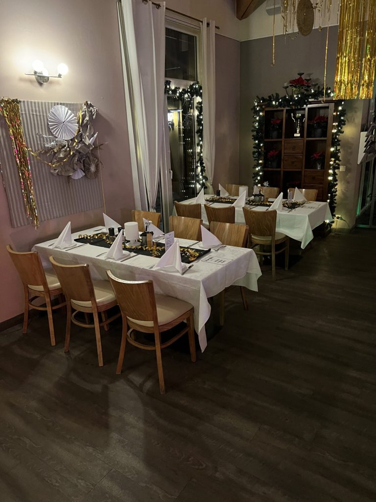 Blumenschmuck auf einem Tisch