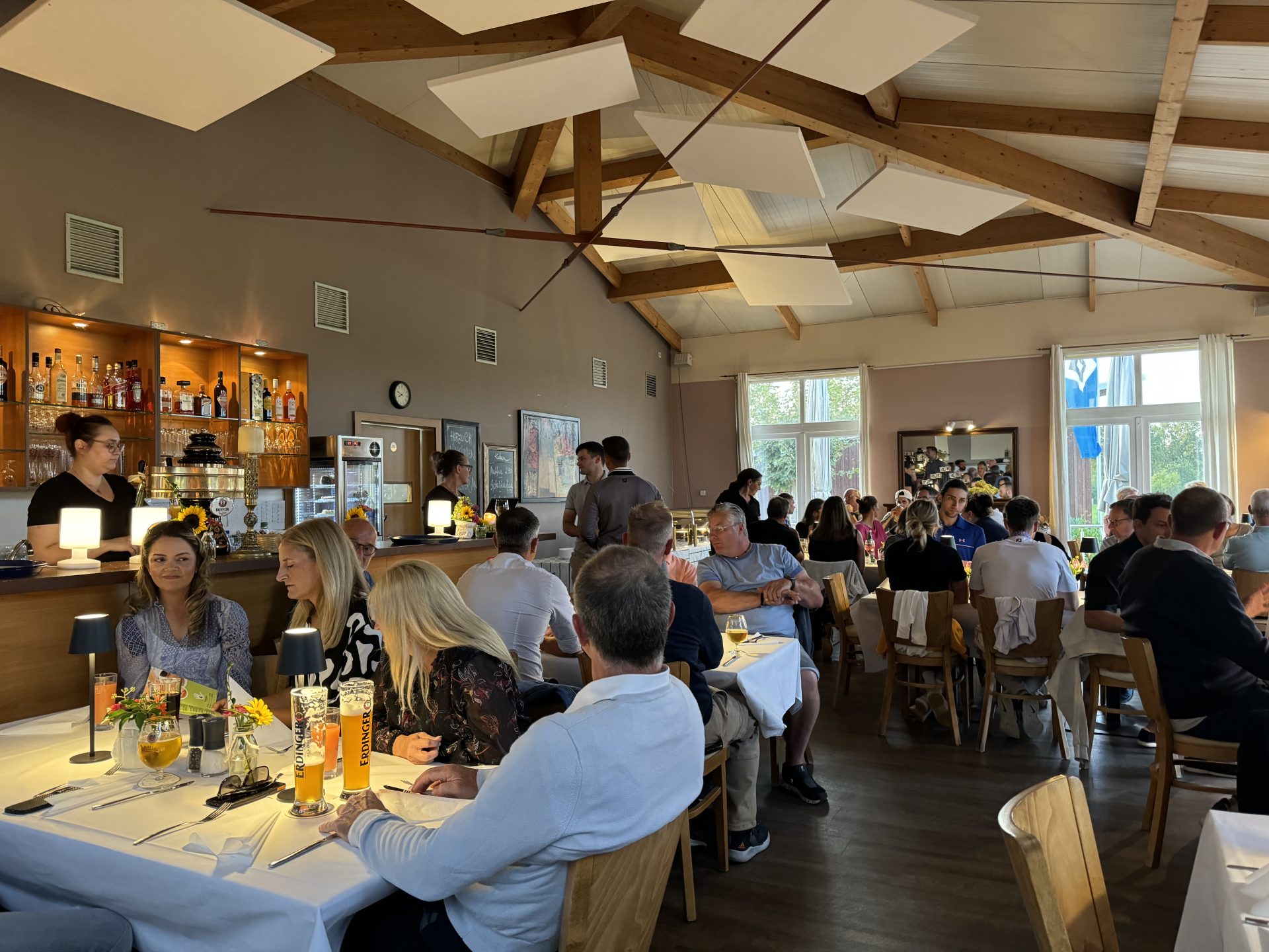 Restaurant mit Gästen und Servierern