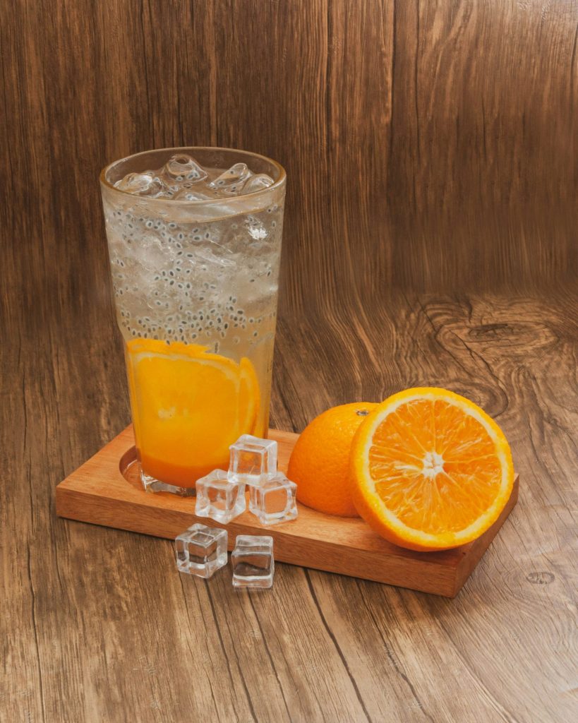 Orangensaft im klaren Trinkglas